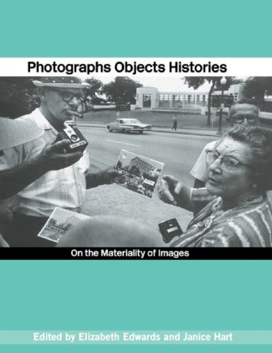 Photographs Objects Histories: On the Materiality of Images by Elizabeth (EDT)/ Hart, Janice (EDT)/ Batchen, Geoffrey (CON)/ Chalfen, Richard (CON)/ Hanganu, Gabriel (CON) Edwards