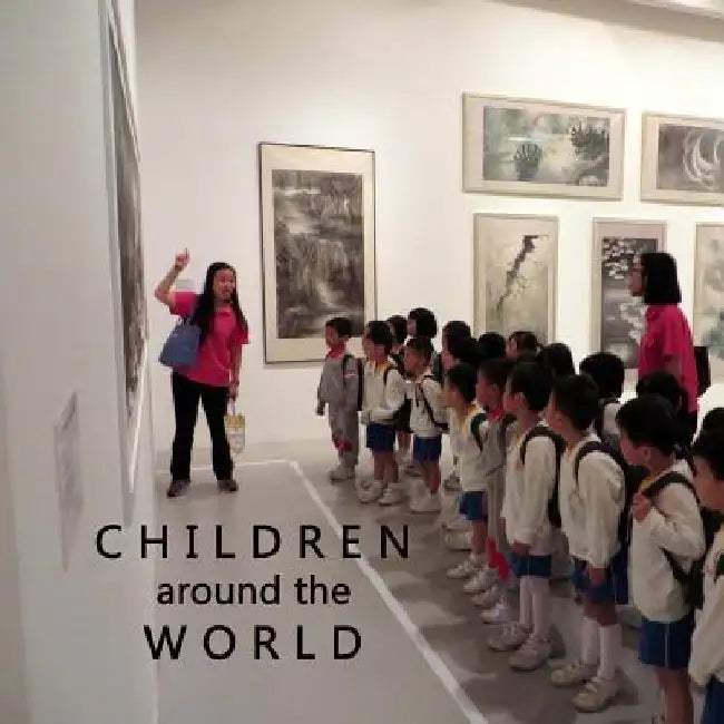 Children around the World: An eclectic collection of photos from children from all over the globe and benefitting UNICEF with 10% of the proceeds by Leo Buijs