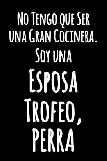 No Tengo que Ser una Gran Cocinera. Soy una Esposa Trofeo, Perra: Cuaderno Blanco con Líneas Diario divertido en blanco y negro con una cita graciosa by Pimpom Creativo