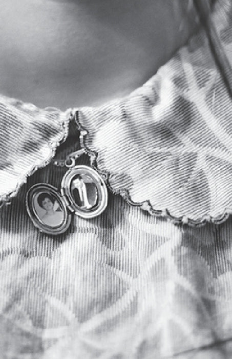 Family Frames: curated by Kathryn Harrison by Kathryn Harrison, Melissa Grace Kreider