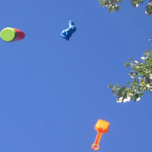 Dinge fliegen durch die Luft by Marlene Meyer