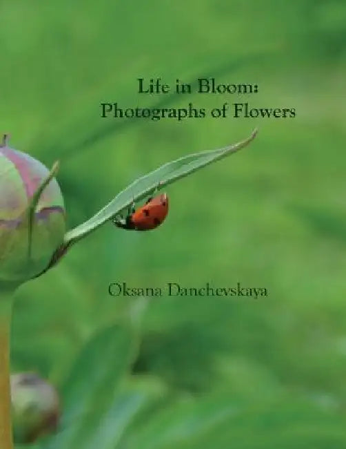 Life in Bloom: Photographs of Flowers by Oksana Danchevskaya