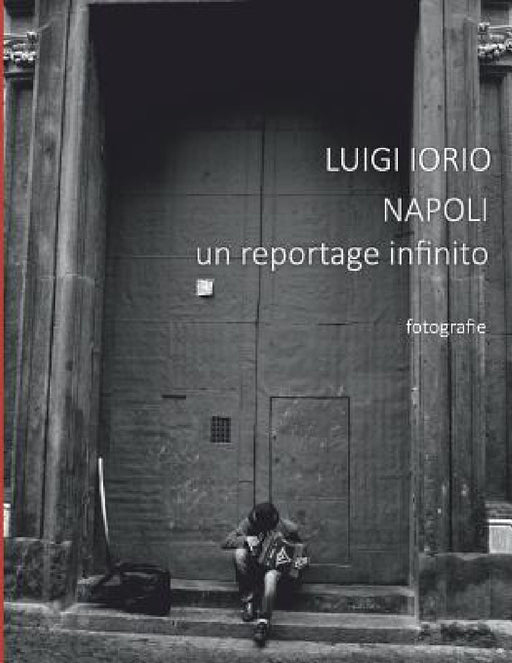 Napoli: un reportage infinito by Valeria Ricci, Luigi Iorio