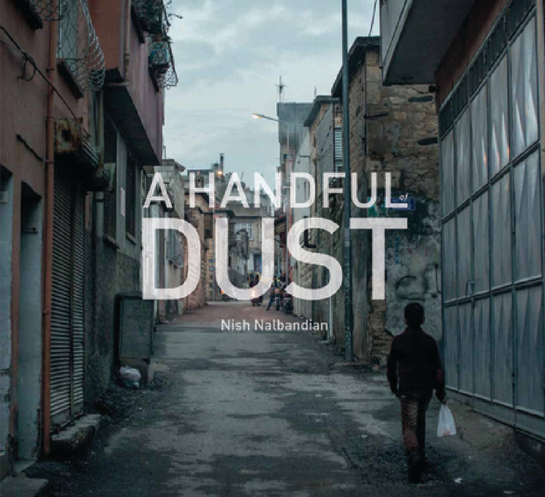 A Handful of Dust: Syrian Refugees in Turkey by Nalbandian Nish, Greg Campbell, Nish Nalbandian