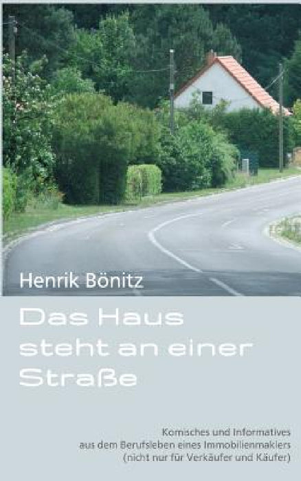 Das Haus steht an einer Straße by Henrik Bönitz