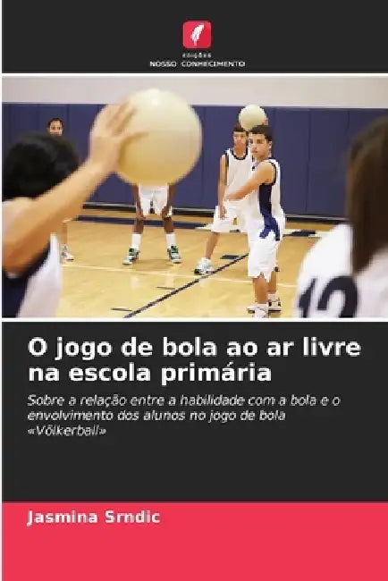 O jogo de bola ao ar livre na escola primária by Jasmina Srndic