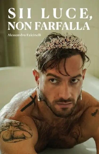 Sii Luce, Non Farfalla: Un memoir queer su ferite di famiglia, amore perduto e il coraggio di diventare la propria luce by Alessandro Falcinelli