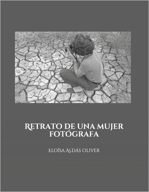 Retrato de una mujer fotógrafa by Eloísa Aldás Oliver