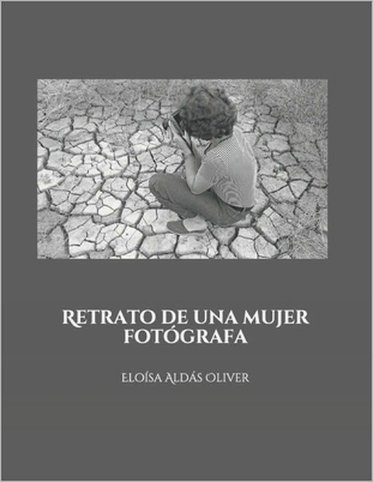 Retrato de una mujer fotógrafa by Eloísa Aldás Oliver